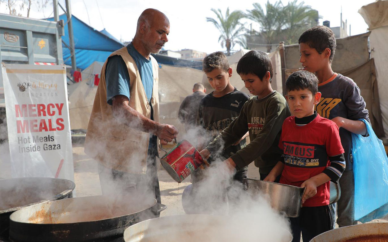 Distributing Mercy Meals in Gaza